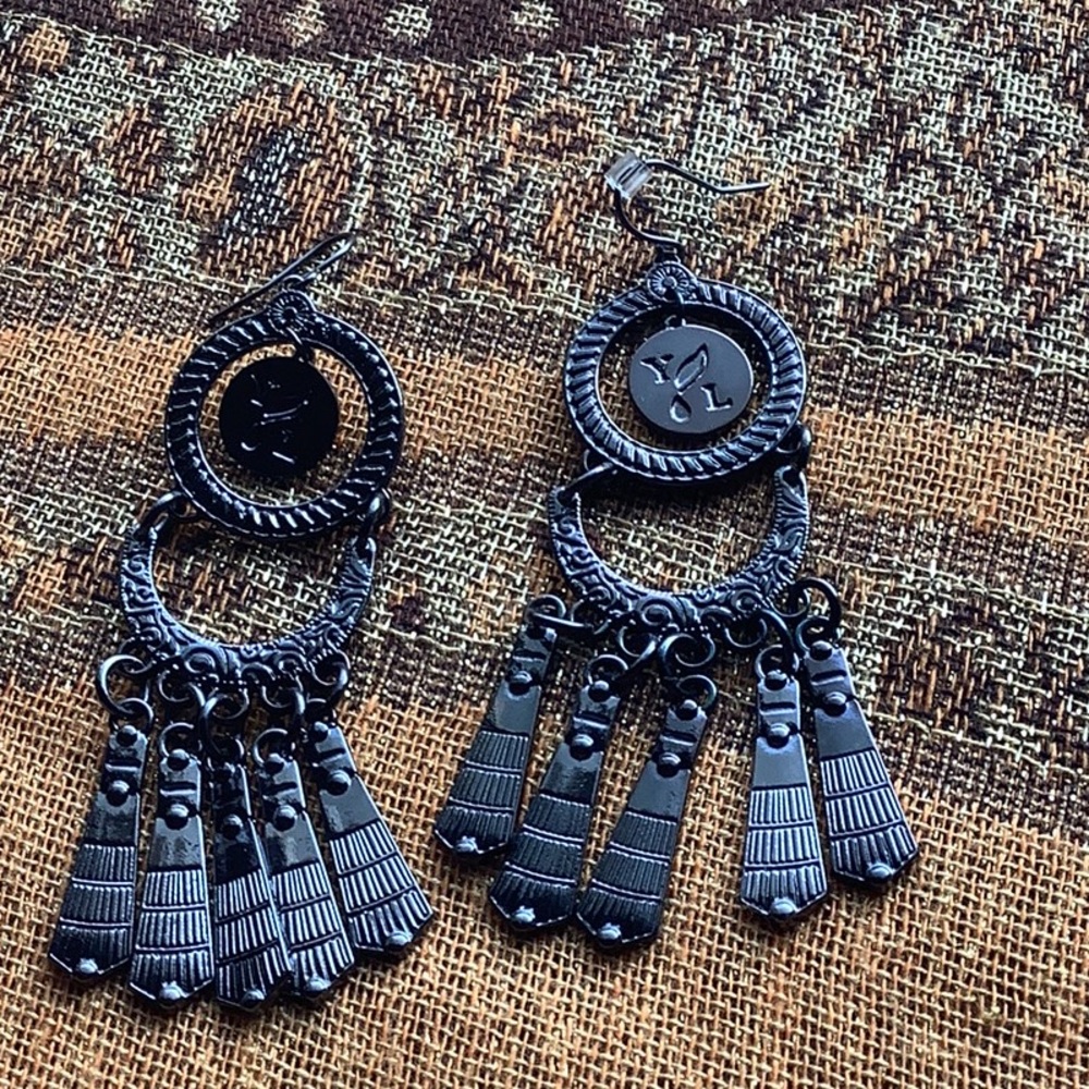 Black dangle earrings pierced look new pretty YL in middle